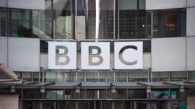 Dimite el director de la BBC tras ser acusado de manipular declaraciones de Trump