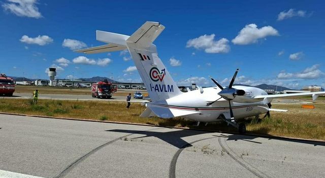 Aereo fuori pista a Olbia, 4 voli cancellati e 32 in ritardo