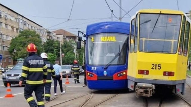 Accident între două tramvaie, în Oradea