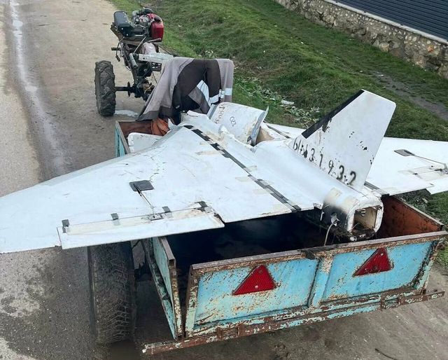 Un locuitor din satul Pepeni ar fi găsit o dronă la marginea comunei și a adus-o în localitate pe motobloc