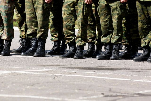 Militari și angajați ai unei unități militare din Sibiu, reținut pentru furt de carburant și alte bunuri