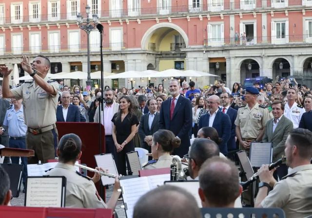 Los Reyes derrochan complicidad en su visita sorpresa al concierto por su década en el trono