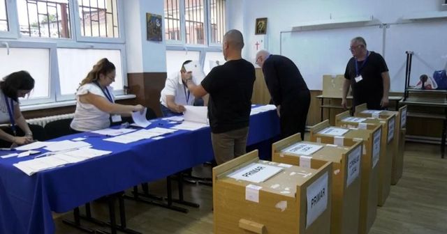 Primarul reales, viceprimarul si secretarul unei comune din Bistrita, retinuti pentru turism electoral. Un vot costa 700 de lei