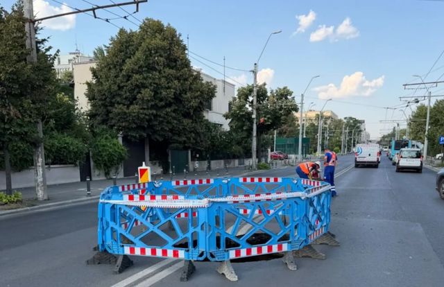 Carosabil surpat pe Bulevardul Eroilor din București. Groapa are aproximativ trei metri adâncime