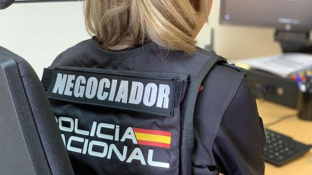 Unos padres son detenidos tras atrincherarse con cuchillos en Fuerteventura y usar a su bebé como escudo humano