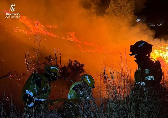 El incendio de Castellón obliga a desalojar Catí, sigue desbocado y ya arrasa 684 hectáreas