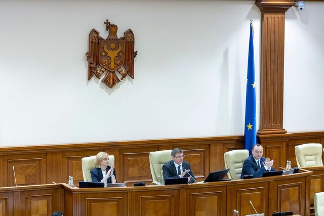 Deputații s-au întrunit în ședința plenară