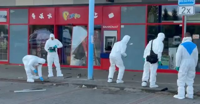 Policie pátrá po pachatelích, kteří nad ránem odpálili bankomat v Praze 4