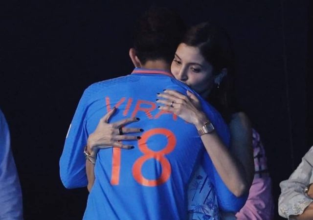 Anushka hugs a dejected Virat after India faces defeat against Australia in World Cup Finals