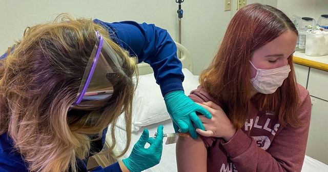 Великобритания се отказа от масова ваксинация на деца и тийнейджъри - Труд