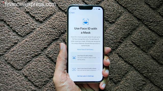 Apple Releases iOS 15.4 That Allows Unlocking iPhone While Wearing a Mask