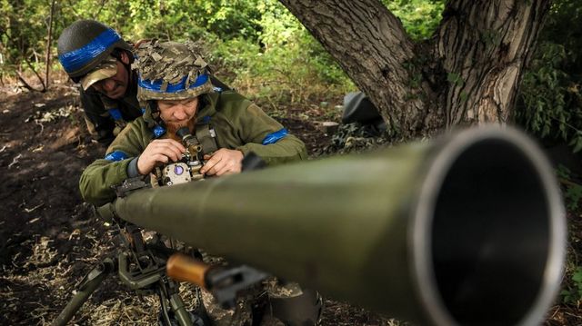 Irányított légibombával támadtak meg egy iskolát az oroszok északkelet-Ukrajnában, egy hatéves kisfiú is meghalt