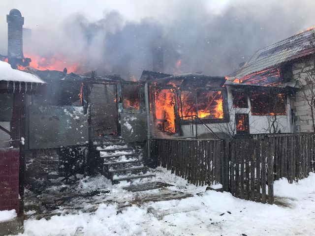 Opt case distruse după un incendiu devastator în Comandău, Covasna