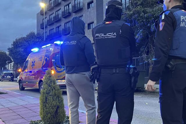 Muere un hombre al recibir un disparo de un policía tras embestir a una patrulla en Madrid