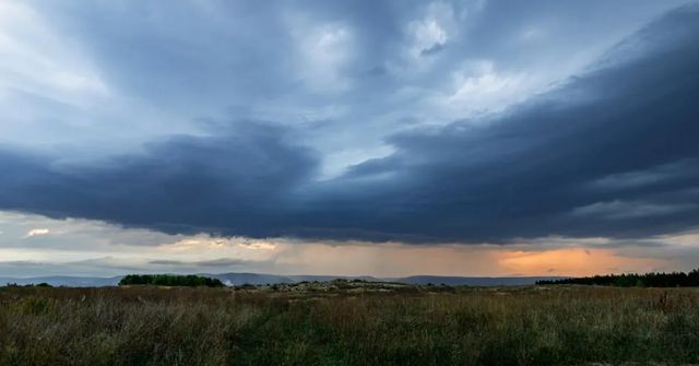 Meteorologové varují před silnými bouřkami i vedrem