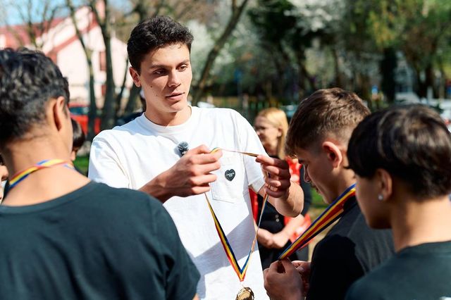 David Popovici lansează o nouă campanie de donații: „Niciun copil nu ar trebui să se simtă singur”