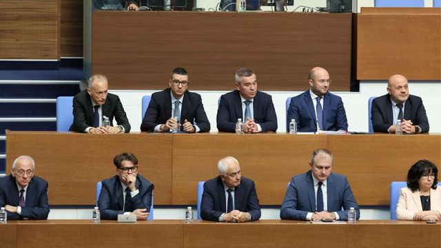 Парламентът дебатира по шестия вот на недоверие срещу правителството