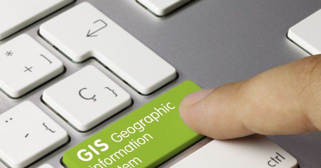 Elevii de liceu vor studia din toamnă o nouă materie opțională care îmbină geografia și tehnologia informației