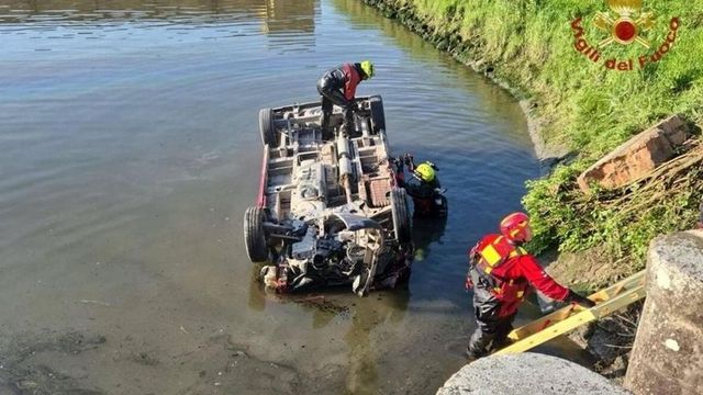 Minivan finisce dentro un canale nel Veneziano, tre morti