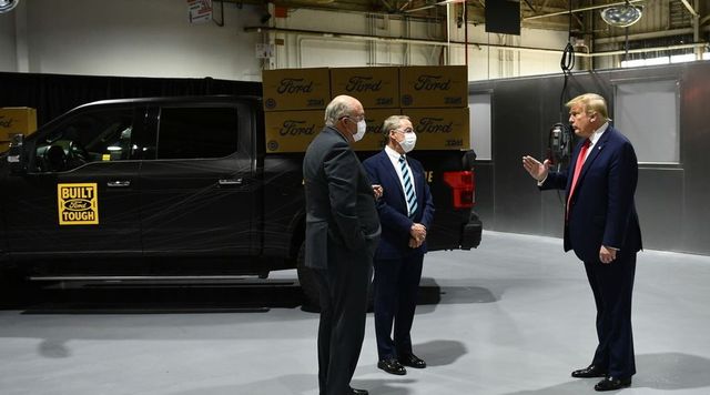 Trump visita fabbrica Ford senza mascherina. E ordina bandiere a mezz’asta per vittime coronavirus