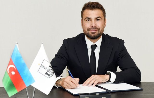 Cu un zâmbet larg, Adi Mutu a plecat spre Azerbaidjan pentru a semna cu Neftchi Baku