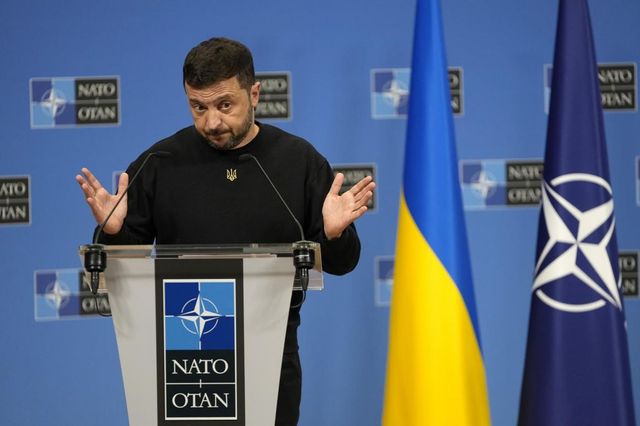 Zelensky, 'tregua possibile con l'Ucraina sotto l'ombrello Nato'