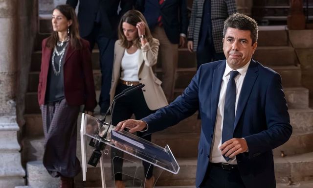 Un mensajero llevó a Mazón los documentos que firmó en El Ventorro el día de la dana