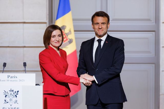 Aplauze în Parlamentul României după alegerile din R. Moldova