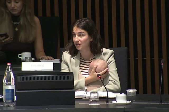 Ministrul suedez al Mediului a venit la reuniunea UE de la Luxemburg cu bebelușul de 3 luni la piept. Ce a urmat