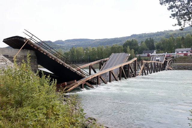 Un pod din Norvegia s-a prăbușit. Mai multe autovehicule au căzut în apă
