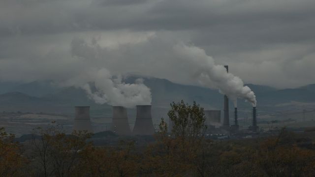 Работник в ТЕЦ „Бобов дол“ падна от покрив