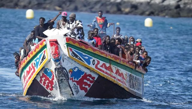 Sánchez inicia su gira por África para frenar la llegada de cayucos a Canarias