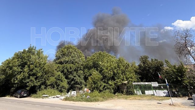Отпадъци за рециклиране се запалиха в Стара Загора