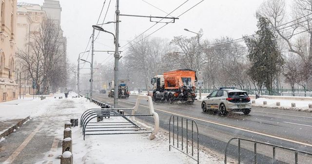 Nicușor Dan le cere primarilor de sectoare să deszăpezească de urgență străzile laterale și trotuarele