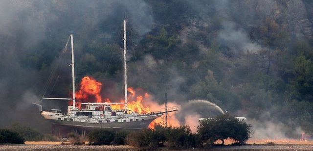 Turcia. Oameni evacuați pe mare din Milas, unde un incendiu violent de pădure se apropie de o centrală termică
