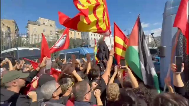 Sciopero generale, il corteo pro Gaza blocca Napoli dal porto all'autostrada