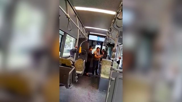 Incident violent într-un autobuz din București. Femeia care a lovit o controloare STB, sub control judiciar