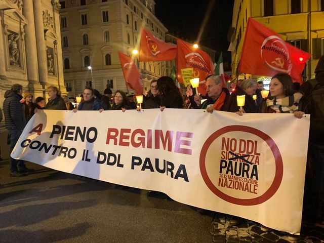 Manifestazione antifascista a Roma: fiaccolata contro il ddl Sicurezza