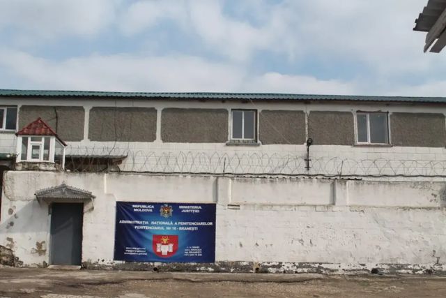 Focuri de armă la închisoarea din Brănești. Un fost deținut beat a încercat să intre cu mașina pe teritoriul penitenciarului