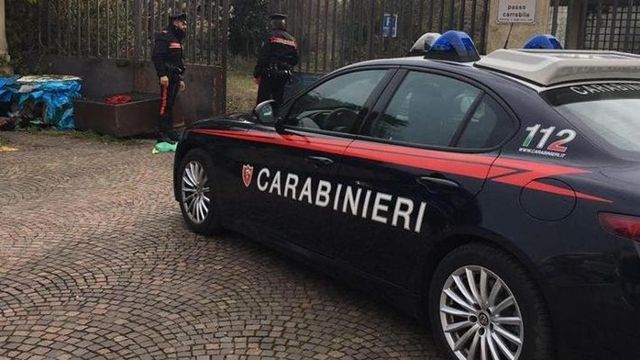 Pavullo, carabiniere in pensione barricato in casa con la moglie