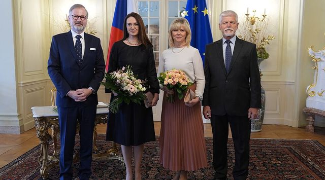 Pavel s první dámou přivítají Fialu s jeho manželkou. Čeká je novoroční oběd v Lánech