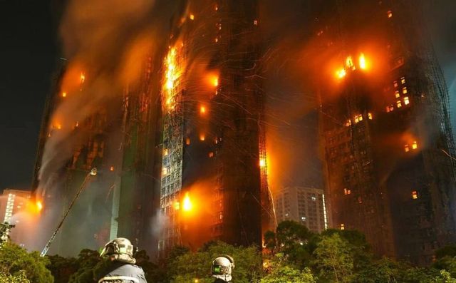 Число погибших людей при пожаре в высотках в Гонконге достигло 94