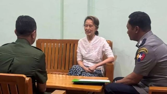 La junta militar birmana traslada de prisión a arresto domiciliario a la Nobel de la Paz Aung San Suu Kyi
