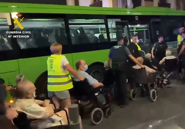El fuego obliga al traslado contrarreloj de más de 400 ancianos en cinco residencias de Madrid