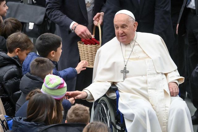 Incidente per Papa Francesco: cade a Santa Marta, braccio contuso