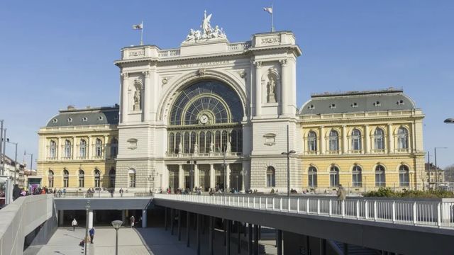 Nem kerül börtönbe a nő, aki késsel támadt a rendőrökre a Keleti pályaudvarnál