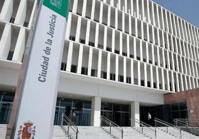 Absuelven en Málaga a un joven de 19 años de abusar de una menor de 12 por la 'cláusula Romeo y Julieta'