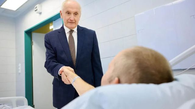 Baka András meglátogatta a hétfőn balesetet szenvedett Gripen-pilótát