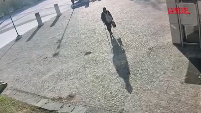 Mantova, si travestiva e fingeva di essere la madre morta per incassare pensione: il video