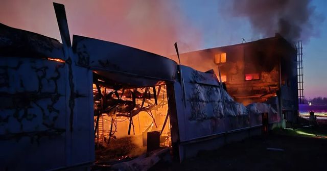 Policie obvinila dalšího člověka v souvislosti s vyšetřováním teroristického útoku v Pardubicích